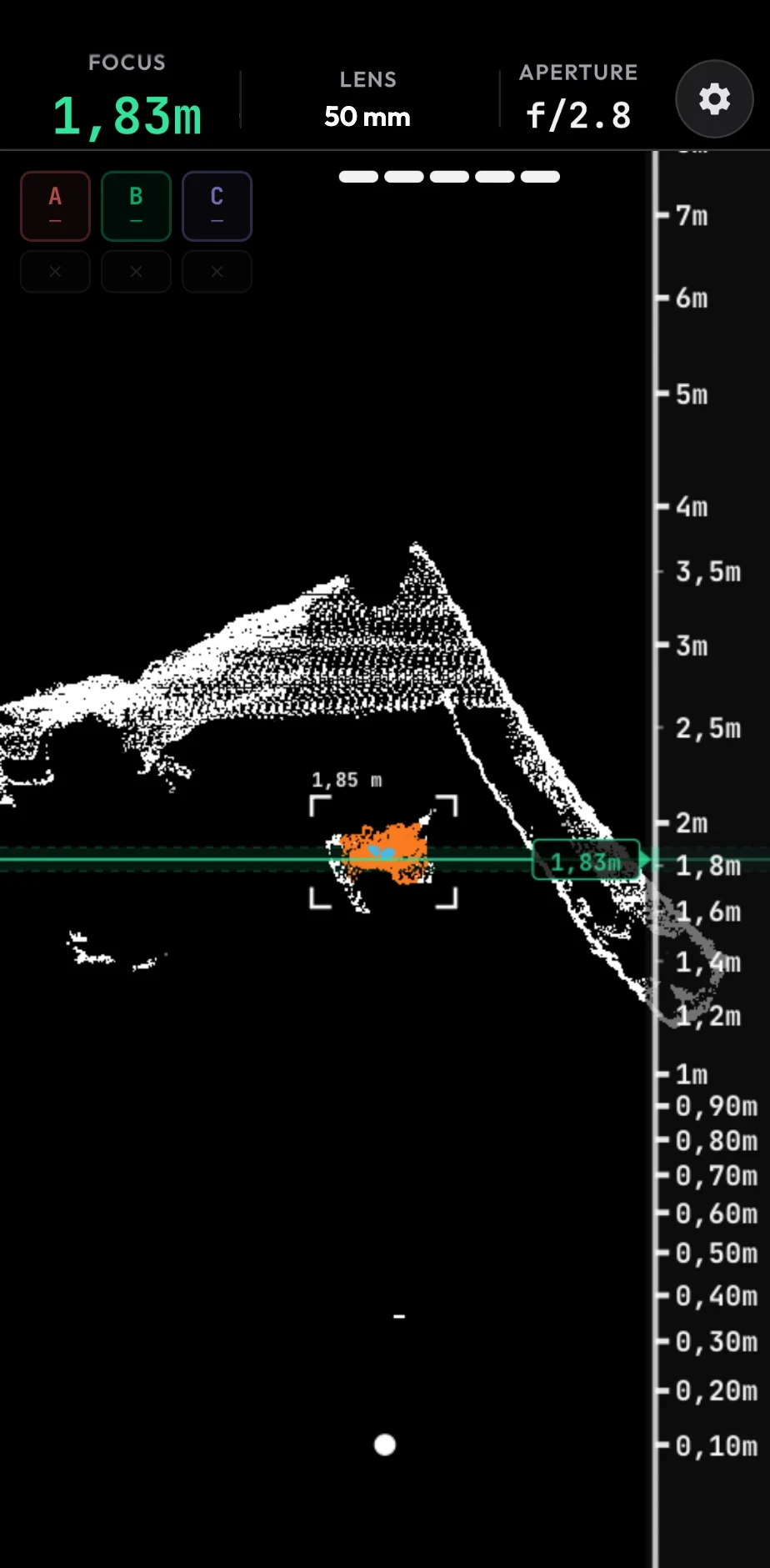 Echte Ansicht der Range-Viewer-App: Draufsicht mit Darsteller in 1,85 m, grüner Schärfeebene bei 1,83 m und Meter-Lineal am rechten Rand
