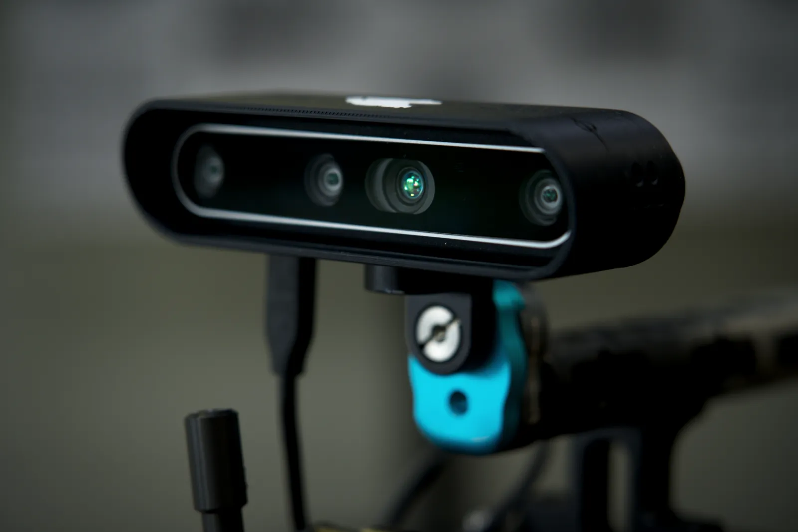3D-Sensor auf einer Klemme über der Kamera